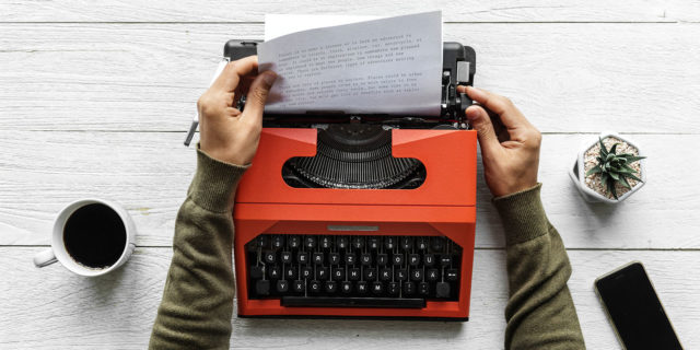 AI és a tartalomgyártás, írógéppel gépelés, tartalomkészítés 2025-ben