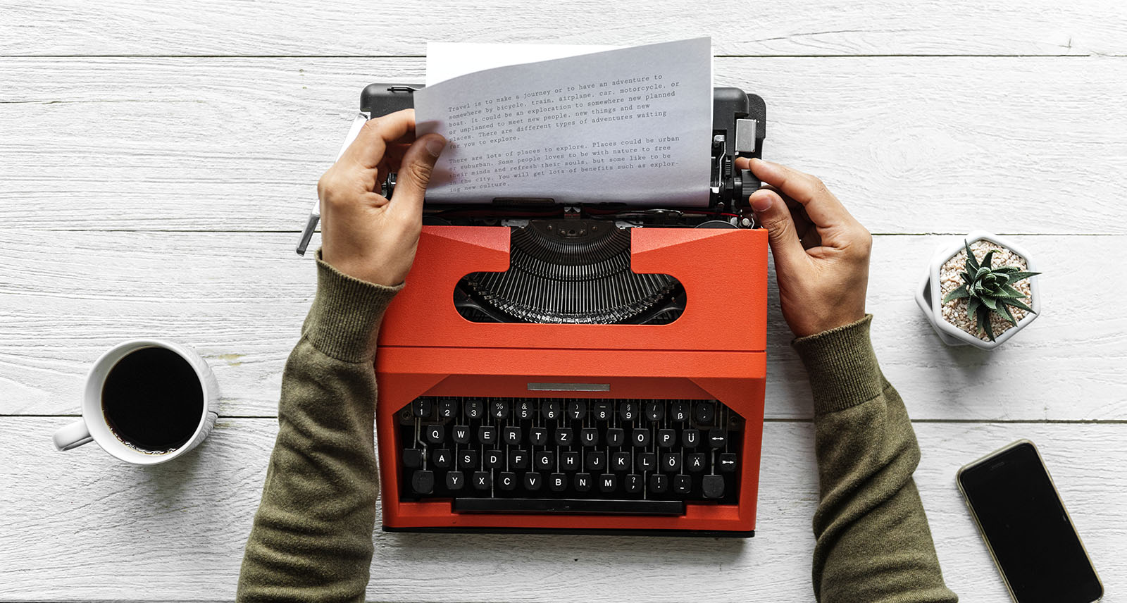 AI és a tartalomgyártás, írógéppel gépelés, tartalomkészítés 2025-ben