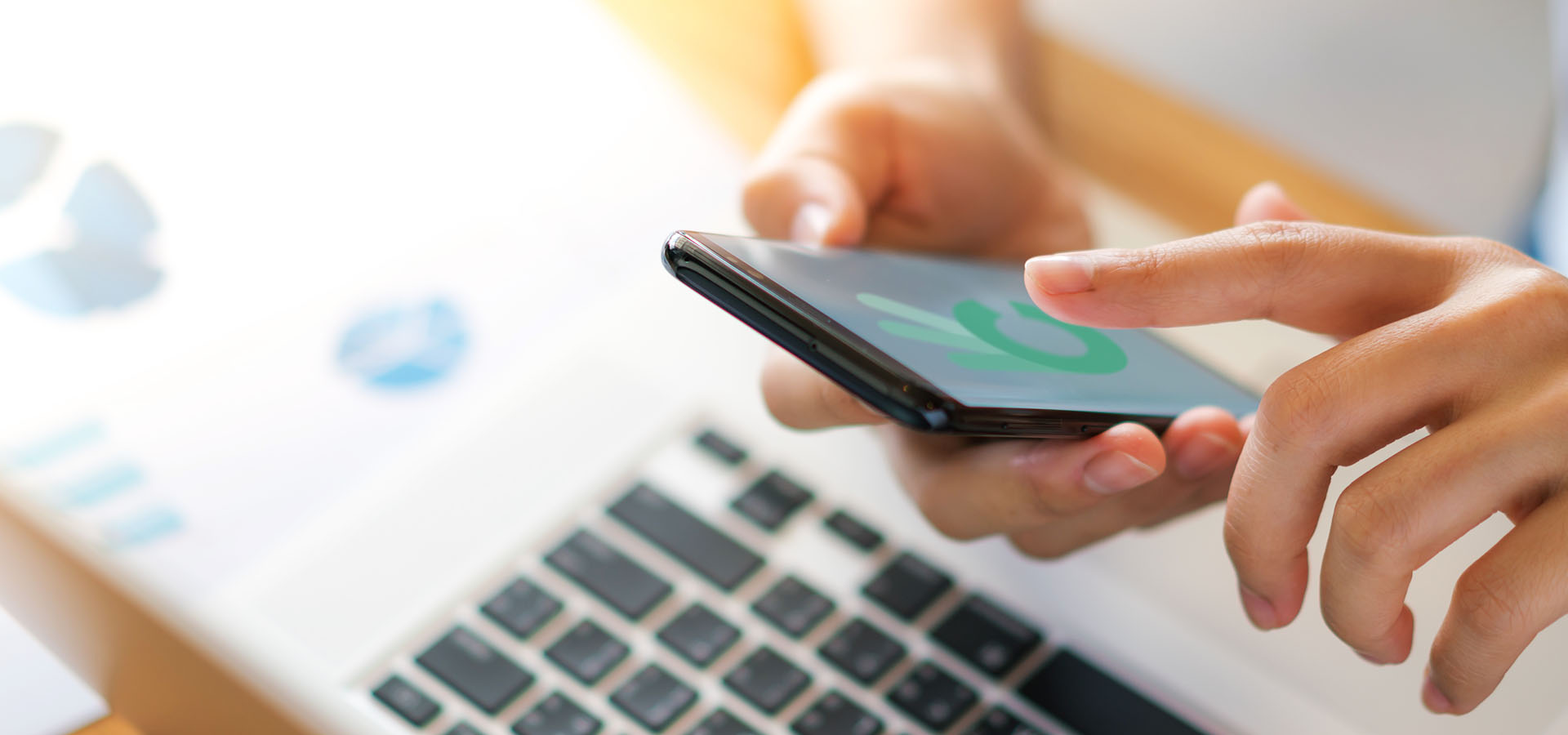 Kapcsolat fotó, okostelefon a kézben, classweb Pécs fejléc kép